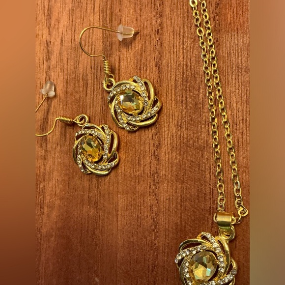 Stylish spiral flower high quality Earrings & necklace set, necklace 22”… - Picture 3 of 3